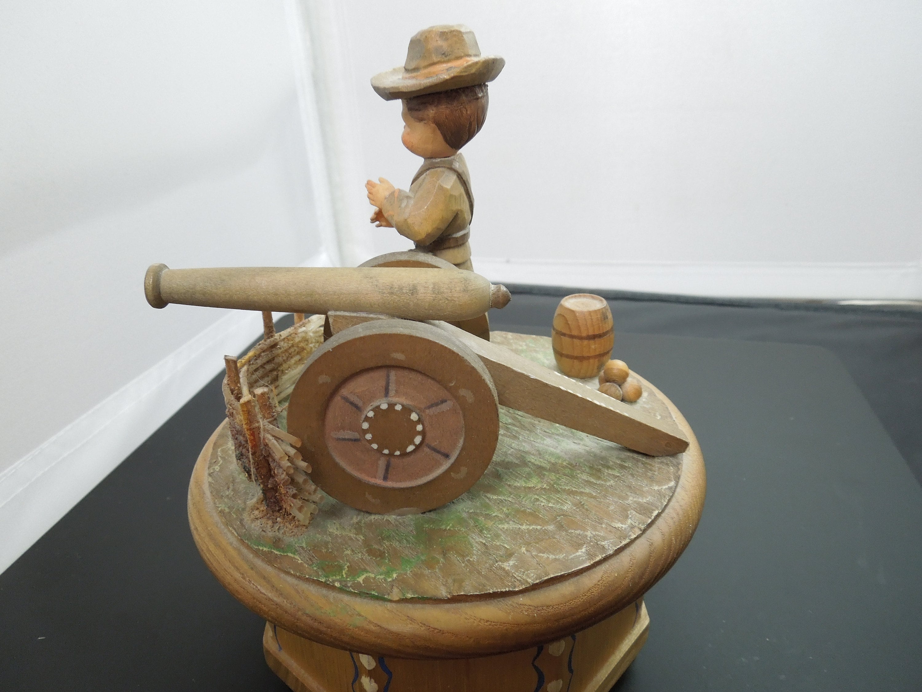 G386 Retro Genuine Thorens Swiss Music Box With Boy and a Cannon