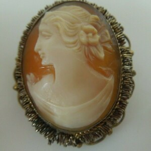 r016 Vintage Beautiful Gold Tone Carved Shell Cameo Ornate Pin Brooch Pendant