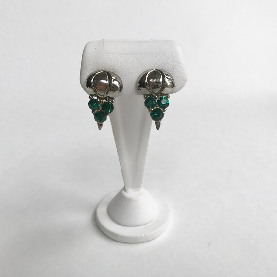 e326 Vintage Classic Silver Tone Green Stone Clip