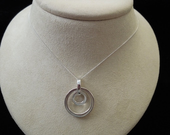g985 Elegant Ladies Sterling Silver Double Circle Pendant and Necklace