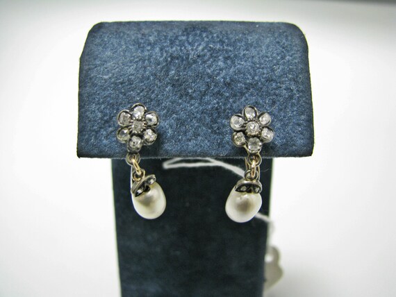 H181 Unique Flower Shaped Clip On Earrings with P… - image 4