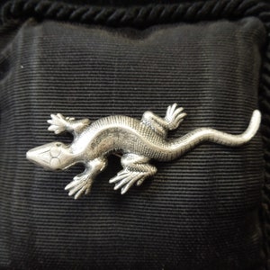 g994 Adorable Small Sterling Silver Lizard Brooch