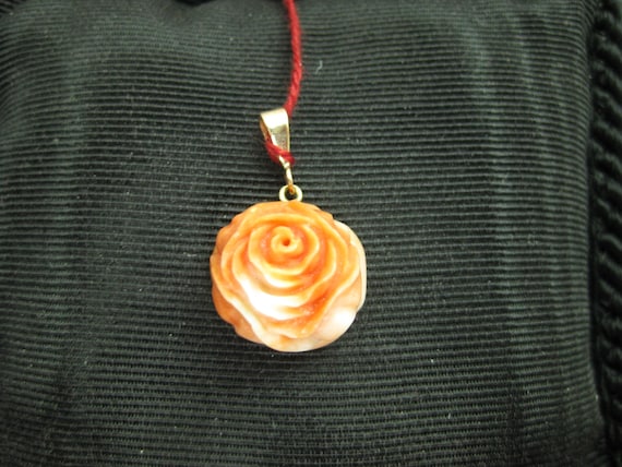 b798 Pretty Vintage 10kt Yellow Gold Coral Rose P… - image 2