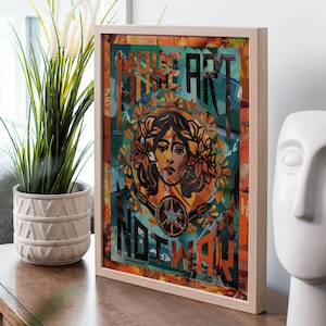 Könnte beinhalten: Gerahmter Kunstdruck mit einem Frauengesicht, floralen Akzenten und den Worten "MORE ART NO WAY" im Collage-Stil. Das Kunstwerk befindet sich in einem hellen Holzrahmen und wird auf einem Holztisch neben einer weißen Keramikbüste und einer Topfpflanze ausgestellt.