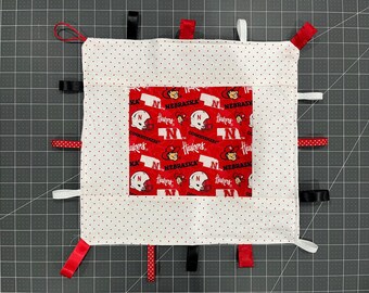 Peluche arrugado para bebé de los Huskies de Nebraska: juguete de algodón minky hecho a mano