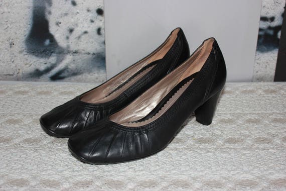 womens black pumps low heel