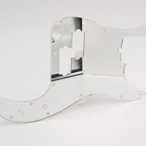 Può includere: Un battipenna per chitarra cromato con un'apertura per un pickup e una forma arrotondata.