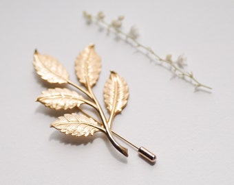 Gold Wedding Boutonniere Groom Gold Leaf Lapel Pin Groomsmen Buttonhole Gift Wedding Day Groom Accessory Minimalistic Modern Rustic Pin Men