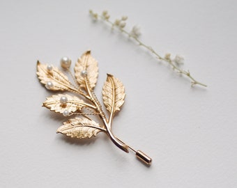 Pearl Gold Leaf Wedding Boutonniere Groom Gold Leaf Lapel Pin Groomsmen Gift Buttonhole Farmhouse Barn Wedding Groom Accessory Woodland Farm