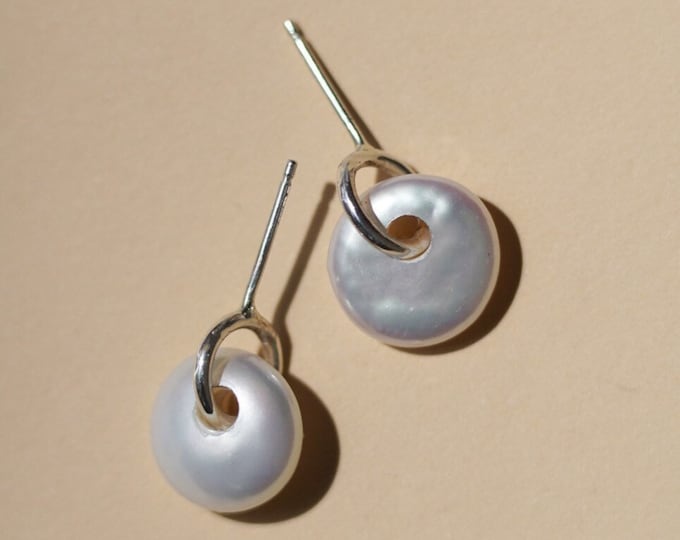 Petite boucle d'oreille en perle fine argentée Boucle d'oreille en perle simple délicate argentée Boucle d'oreille minimaliste en argent Cadeau d'anniversaire pour cadeau maman fille