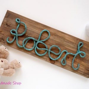 Letrero de madera y cuerda personalizado con nombre para la decoración de la habitación de los niños pequeños, letrero con nombre para la guardería en estilo rústico como regalo de bautismo o decoración para mi primer rodeo