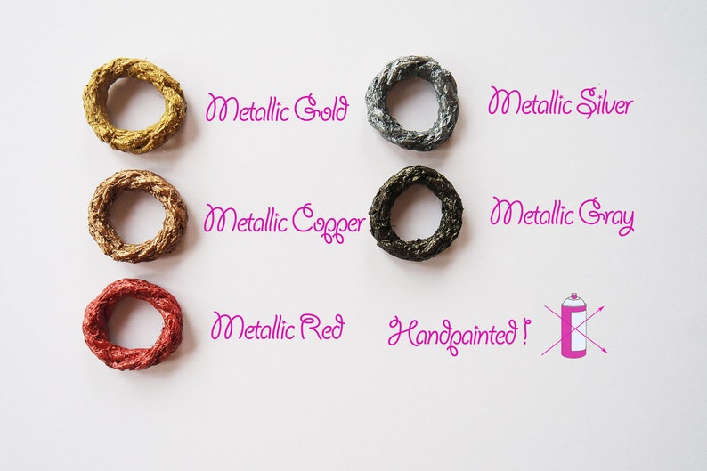 Puede incluir: Seis anillos met&aacute;licos pintados a mano en oro, cobre, rojo, plata y gris. Los anillos est&aacute;n dispuestos en dos filas de tres. El texto "&iexcl;Pintado a mano!" est&aacute; escrito debajo de los anillos.