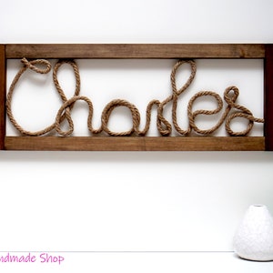 Letrero de pared con nombre personalizado enmarcado en madera teñida para habitación de bebé o guardería, o regalo rústico de bautismo, decoración para habitación de niño pequeño.
