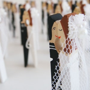 Decoración personalizada de la mesa de la pinza de la ropa de boda, titulares de números de madera, soporte de tarjeta de posición de pinza de ropa de novia y novio, juego de 100