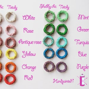 Puede incluir: Un conjunto de 10 anillos de cuerda shabby chic pintados a mano en varios colores, incluyendo blanco, rosa, rosa antiguo, amarillo, naranja, rojo, menta, verde, turquesa y azul. Los anillos est&aacute;n dispuestos en dos filas de cinco, con los colores etiquetados debajo de cada fila. El texto "Shabby chic Totally" aparece en la parte superior de la imagen, y el texto "Handpainted!" aparece en la parte inferior de la imagen.