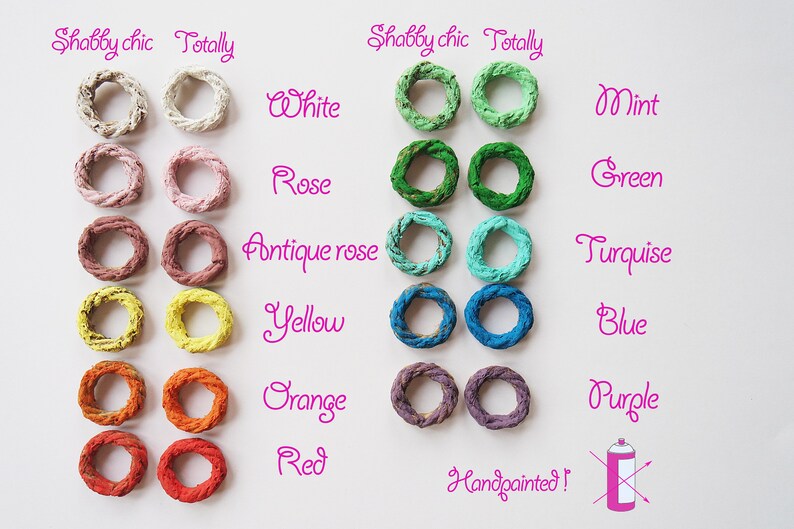Puede incluir: Un conjunto de 10 anillos de cuerda shabby chic pintados a mano en varios colores, incluyendo blanco, rosa, rosa antiguo, amarillo, naranja, rojo, menta, verde, turquesa y azul. Los anillos est&aacute;n dispuestos en dos filas de cinco, con los colores etiquetados debajo de cada fila. El texto "Shabby chic Totally" aparece en la parte superior de la imagen, y el texto "Handpainted!" aparece en la parte inferior de la imagen.