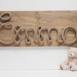 Letrero personalizado de madera y cuerda con nombre para decorar la habitación de un niño pequeño, como regalo de inauguración de la casa o de Navidad.