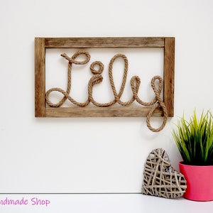 Letrero de madera personalizado con nombre para habitación de bebé, estilo shabby chic, estilo playero, con marco de cuerda, estilo rústico, para decorar la habitación de los niños pequeños.