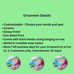 Peut inclure: Un graphique vert clair pr&eacute;sentant le texte Ornament Details suivi d'une liste de caract&eacute;ristiques incluant mots et ann&eacute;e personnalisables, mat&eacute;riau en c&eacute;ramique, finition brillante, impression une face et cordon m&eacute;tallique dor&eacute;. Trois ornements circulaires.