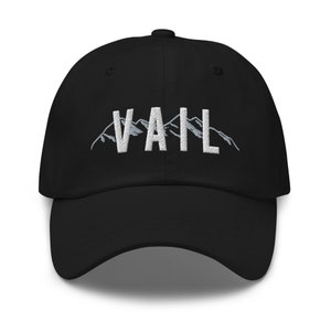 Pode incluir: Boné de beisebol preto com o texto "VAIL" bordado em branco e um gráfico de cordilheira de montanhas acima do texto.