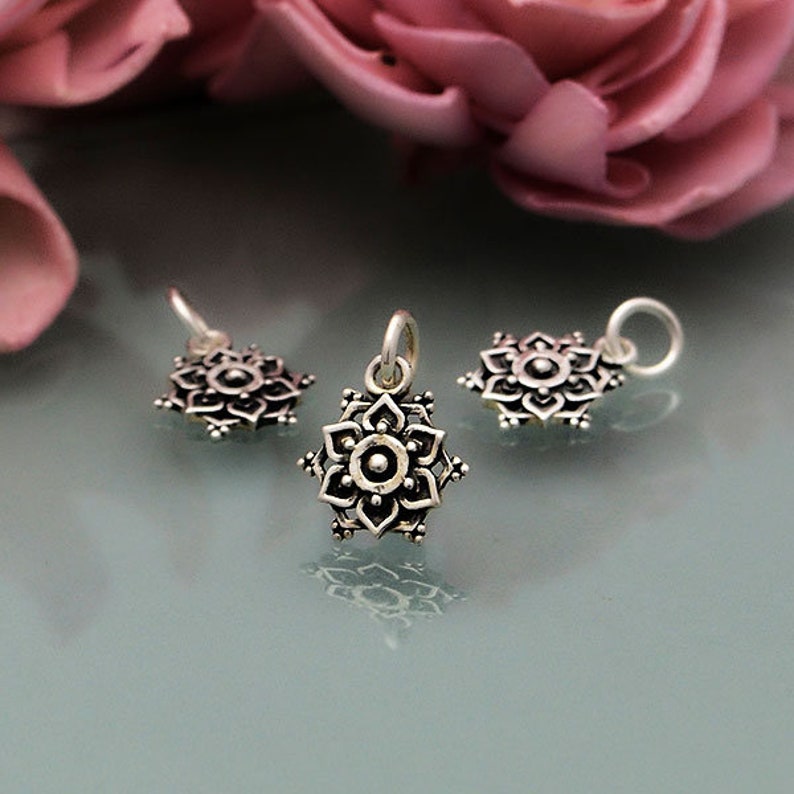 Charm mandala lotus en argent sterling avec granulation, breloque lotus, breloque mandala, guérison, méditation, petite breloque image 1