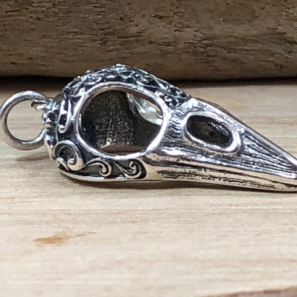 Breloque tête de mort corbeau en argent sterling avec sculpture par défilement, breloque corbeau, pendentif corbeau, breloque tête de mort moineau, breloque tête de mort oiseau