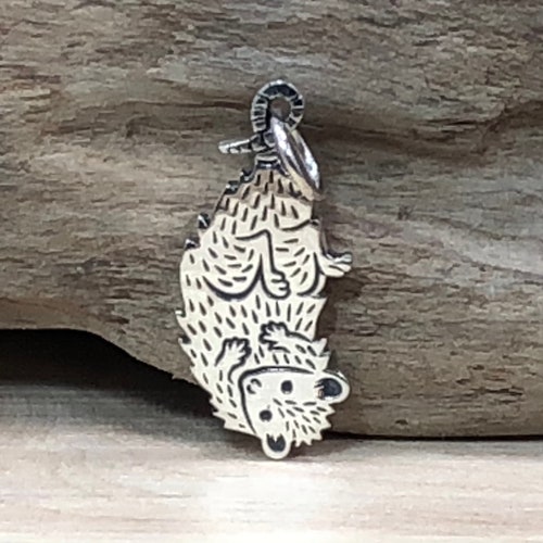 Breloque opossum, breloque opossum, pendentif opossum, pendentif opossum, breloque en argent sterling, breloque opossum réaliste, breloque en argent sterling