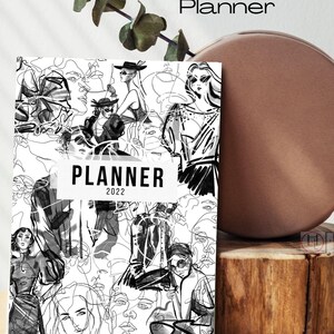 Puede incluir: Un planificador en blanco y negro con un collage de ilustraciones de moda. El planificador tiene el texto "PLANNER 2022" en la portada. El texto "Lux/Designer Planner" está en la parte superior de la imagen. El texto "House Of Lizassaint: Design by Elizabeth D." está en la parte inferior de la imagen.