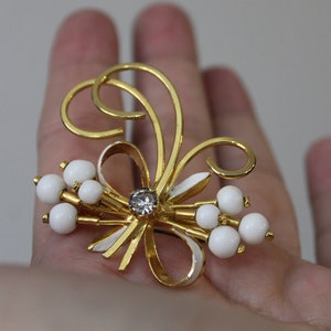 Vintage 50&#39;s 60&#39;s White Milk Glass Rhineston gold metal Brooch Made in Austria