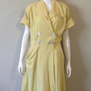 Vintage 40s Day Wrap Dress / 40s Butter Yellow Seersucker Loungee&#39;s Lounger // Modern US 6 8 10 Medium Large