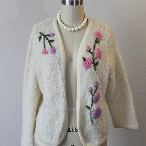 ヴィンテージ 1950 年代 60 年代 ロザンナ モヘア クリーム カーディガン セーター、花の刺繍入り // モダン サイズ US 4 6 8 10 S M