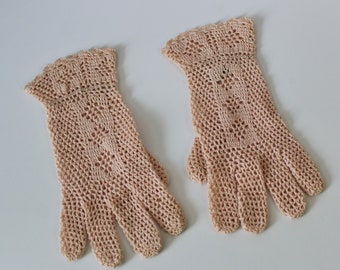 1940s Gloves / Vintage 40's Pale Shell Pink Short Wrist Gloves NEEDLE Hand CROCHET Gloves Hand Made in ITALY