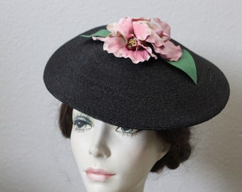 Vintage 1940s Women's Black Fine Straw Pancake Pink Flowers Beret Beanie HAT Tilt / One Size