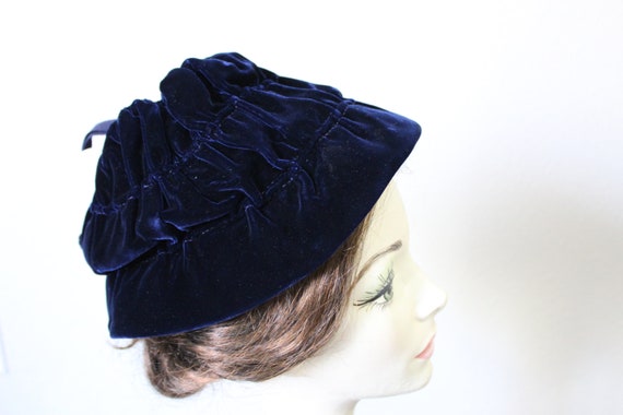 Vintage 1940s Stewards deep Blue Velvet Hat with … - image 2