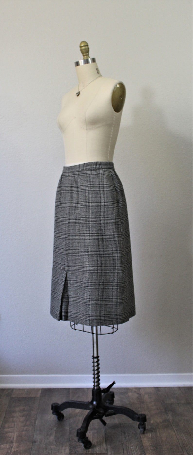 Vintage 70's 80s Black Gray Plaid wiggle Wool straight Skirt // Waist 28 to 29 inches // US 6 8 image 5