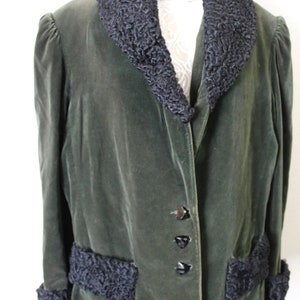 1940s Coat // Vintage 1940s 40's DARK Forest Green Velvet Persian Lamb Trim Jacket Blazer Coat Victorian Riding Style // Med Lg US 6 8 10 zdjęcie 2