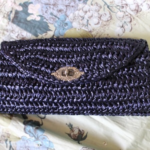 Cartera de mano azul marino de los años 50 en rafia de paja tejida azul marino fabricada en Japón