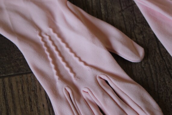 Vintage 50s 60s Pink Nylon Short Wrist Gloves Eas… - image 3