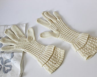 1940s Gloves / Vintage 40's Off White Ivory Short Wrist Gloves NEEDLE Hand CROCHET Gloves Double Ruffle