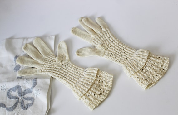 1940s Gloves / Vintage 40's Off White Ivory Short Wrist Gloves NEEDLE Hand CROCHET Gloves Double Ruffle