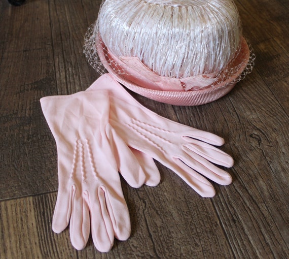 Vintage 50s 60s Pink Nylon Short Wrist Gloves Eas… - image 1