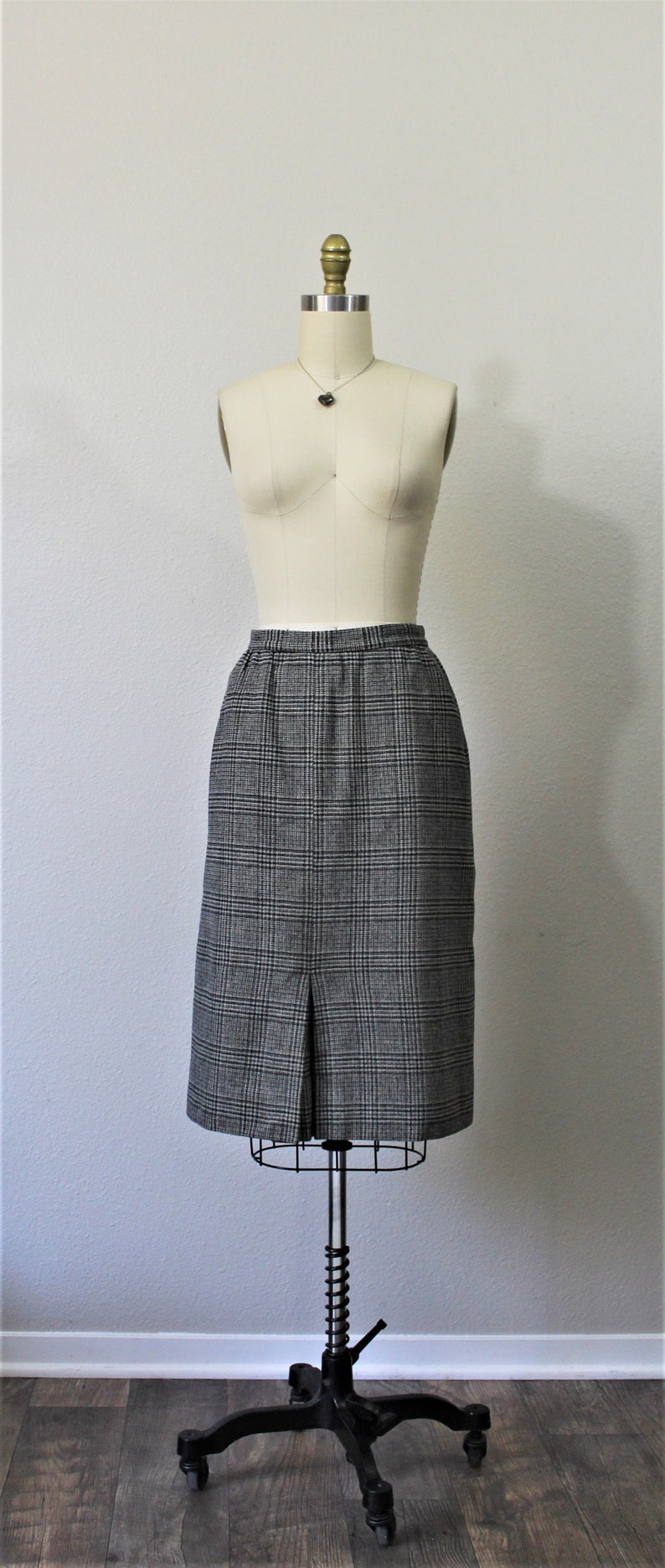 Vintage 70's 80s Black Gray Plaid wiggle Wool straight Skirt // Waist 28 to 29 inches // US 6 8 image 2