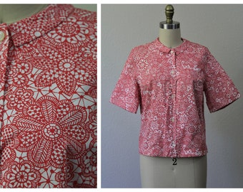 vintage années 50 années 1960 Sasheen NWT tache verre Rouge White Flowers Button Down Short Sleeve Blouse Rockabilly crop Tunic Shirt | Moderne 2 4