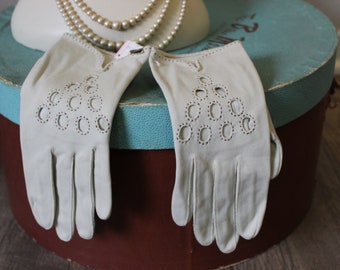 Vintage 40's 50s Fancy NWT Cresendoe Oyster Ecru Short Wrist Gloves dot cutwork  size 7