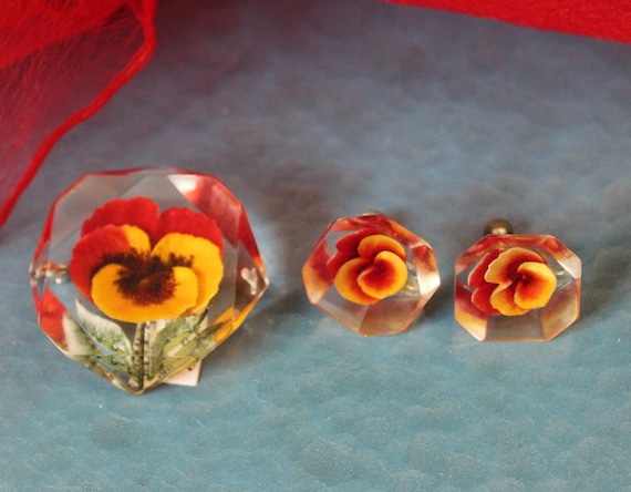 Vintage 40s 1950s 3D Pansy Pansies Lucite reverse