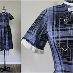 1940er Kleid / Vintage 40er Neuheit Druck Stoff Uhr Uhr Druck Blau Schwarz kariert Gehrock Kleid // extra Small Modern US 0-2