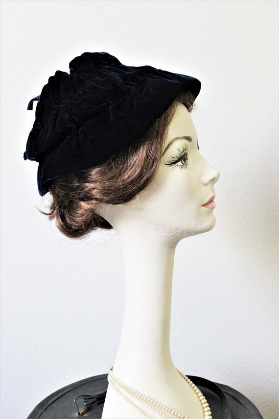 Vintage 1940s Stewards deep Blue Velvet Hat with … - image 4