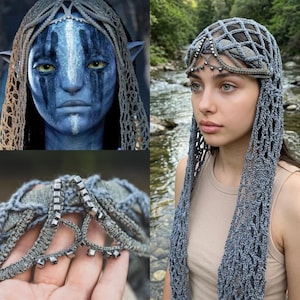 Può includere: Un copricapo all'uncinetto grigio con un design a rete geometrica, ispirato al film Avatar. Il copricapo presenta una fascia decorativa con abbellimenti color argento. Il design include lunghe ciocche fluenti che incorniciano il viso.