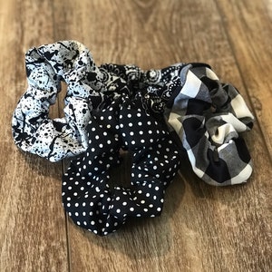 Scrunchies 4pack- Schwarz und Weiß