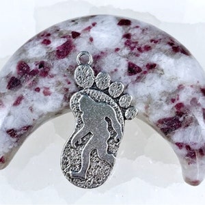 8 Bigfoot foot print charms, Sasquatch silver tone alloy, cryptid yeti pendants, Colorado souvenir gifts, jewelry making supplies, set of 8